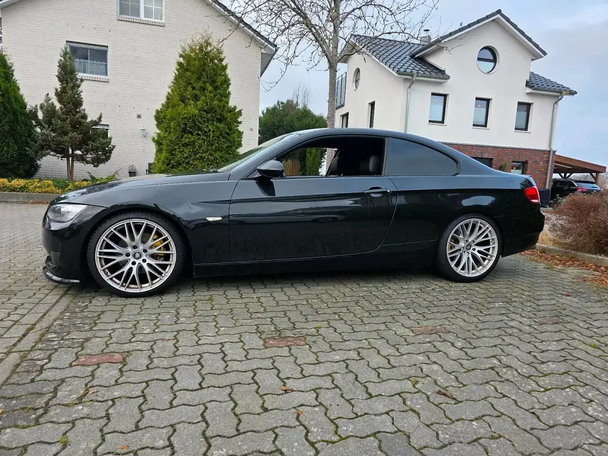 Gebraucht BMW 320 177 PS (130 kW) 2010 Schwarz Coupé