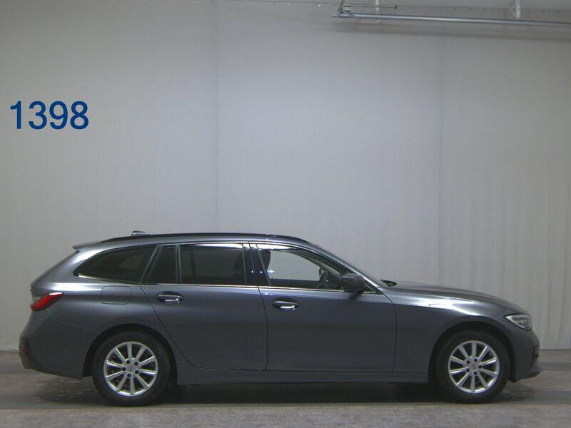 Mineralgrau metallic Gebraucht 2020 BMW 320 Sport Line Kombi | 19.380 € (Superpreis) - Bild 1/4