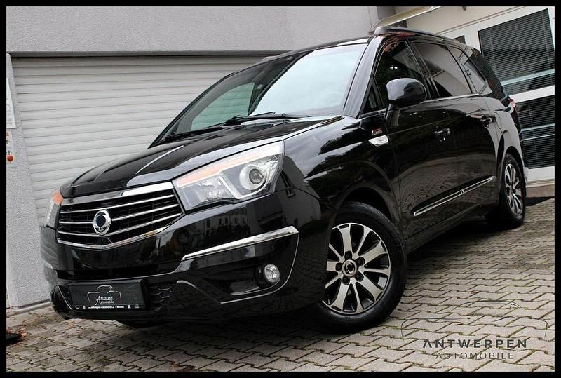 Schwarz Gebraucht 2017 Ssangyong (KGM) Rodius Van / Kleinbus | 12.980 € - Bild 1/4