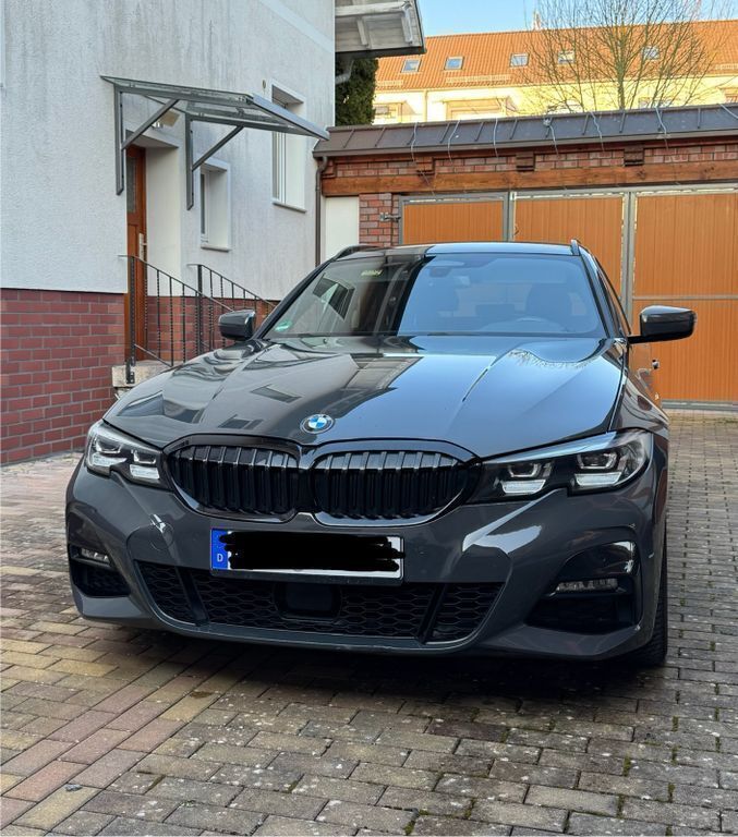 Grau Gebraucht 2021 BMW 320 M Sport Kombi | 28.900 € (Superpreis) - Bild 1/4