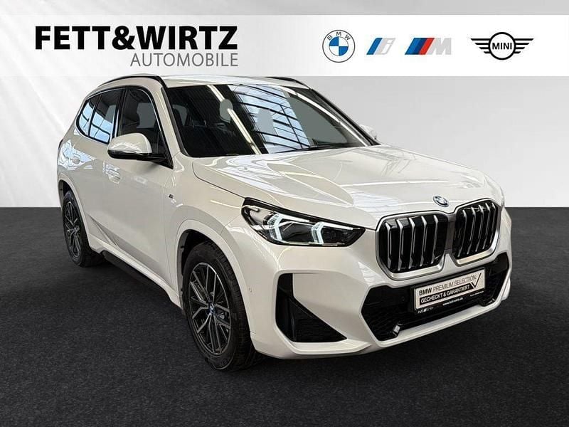 Mineralweiss metallic Gebraucht 2024 BMW X1 M Sport SUV | 40.875 € (Guter Preis) - Bild 1/3