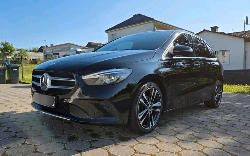 Schwarz Gebraucht 2019 Mercedes B180 Progressive Van / Kleinbus | 17.100 € (Guter Preis) - Bild 1/4