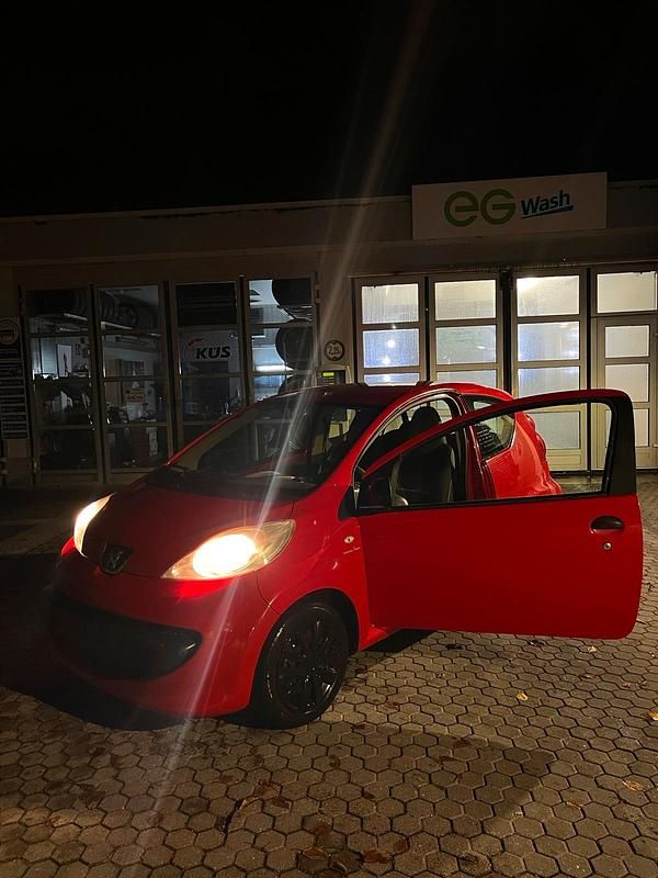 Rot Gebraucht 2008 Peugeot 107 Kleinwagen | 1.500 € (Fairer Preis) - Bild 1/4