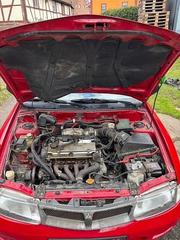 Gebraucht Mitsubishi Carisma 90 PS (66 kW) 1997 Rot Limousine