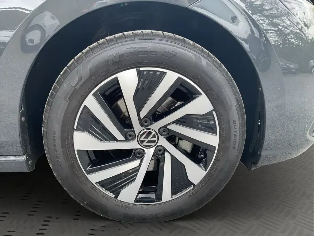 Gebraucht VW Golf VIII Life 150 PS (110 kW) 2023 Grau Limousine