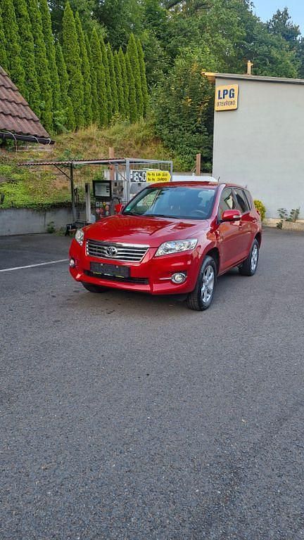 Rot Gebraucht 2012 Toyota RAV4 Travel SUV | 9.400 € (Fairer Preis) - Bild 1/4