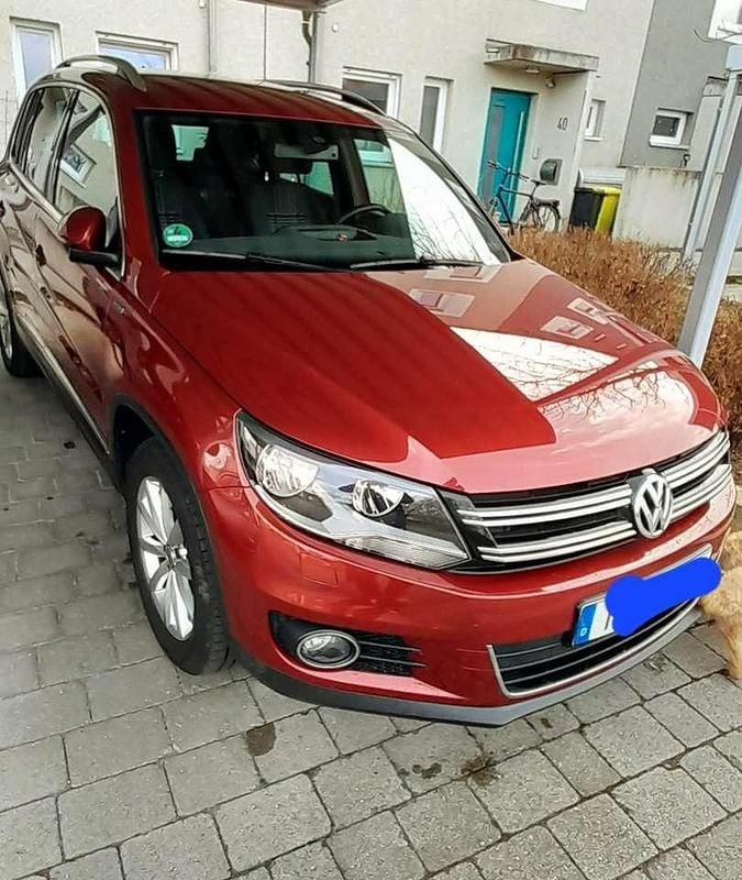 Rot Gebraucht 2016 VW Tiguan LOUNGE SUV | 11.555 € (Fairer Preis) - Bild 1/4