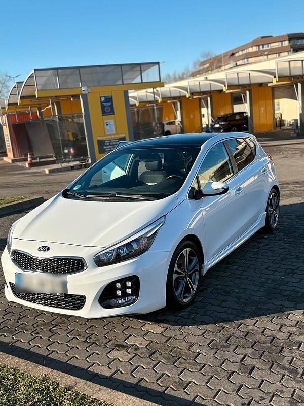 Weiß Gebraucht 2017 Kia Ceed GT GT-Line Kleinwagen | 9.500 € - Bild 1/4