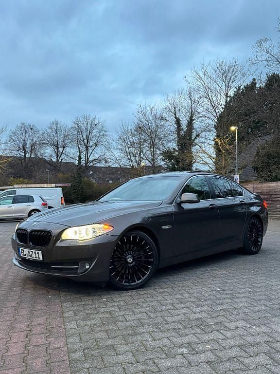 Braun Gebraucht 2011 BMW 523 Sport Line Limousine | 9.500 € (Fairer Preis) - Bild 1/4