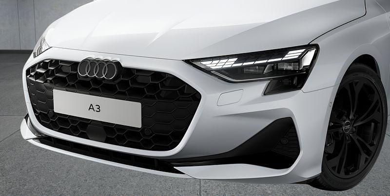 Weiß Gebraucht 2025 Audi A3 Sportback Kleinwagen | 39.949 € (Etwas zu teuer) - Bild 1/4