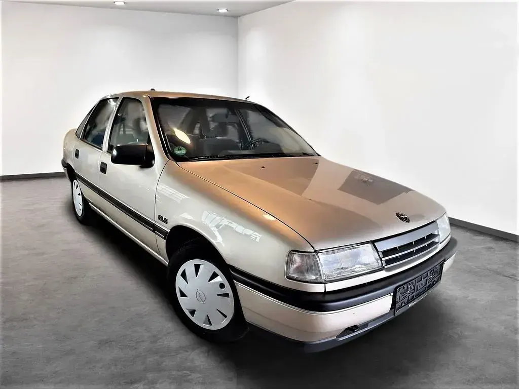 Usata Opel Vectra 75 CV (55 kW) 1992 Oro Berlina