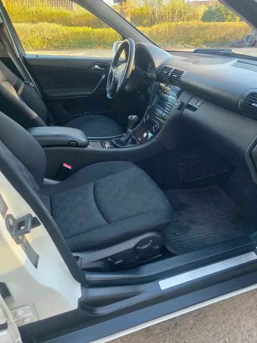 Gebraucht Mercedes C220 150 PS (110 kW) 2005 Weiß Limousine