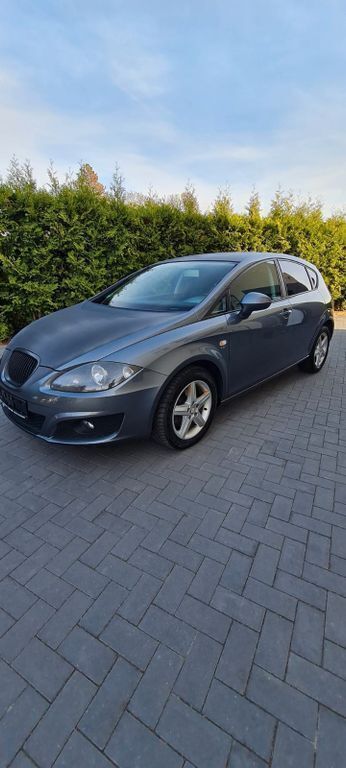 Grau Gebraucht 2012 Seat Leon Stylance Limousine | 3.100 € (Superpreis) - Bild 1/4