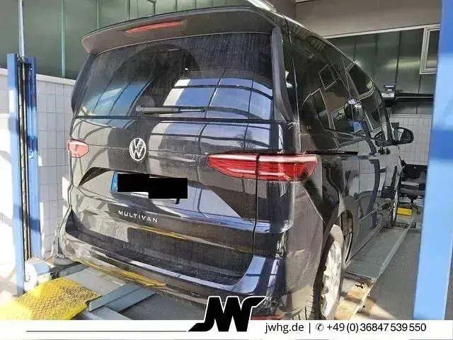 Gebraucht VW Multivan 150 PS (110 kW) 2023 Deep black perleffekt Van / Kleinbus