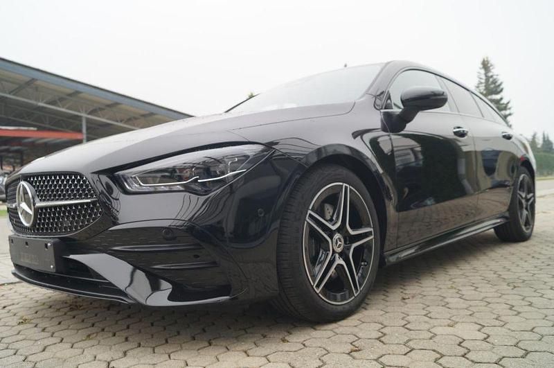 Schwarz Neu 2025 Mercedes CLA200 AMG Line Premium Limousine | 38.900 € - Bild 1/4