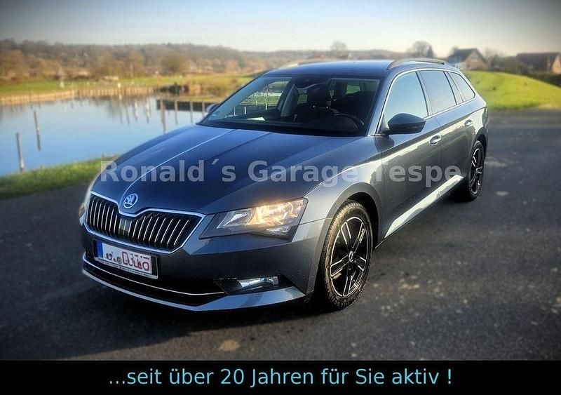 Grau Gebraucht 2017 Skoda Superb Kombi | 10.800 € (Superpreis) - Bild 1/4