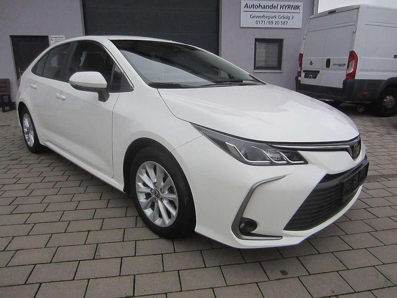 Weiß Gebraucht 2022 Toyota Corolla Comfort Limousine | 16.900 € (Fairer Preis) - Bild 1/4