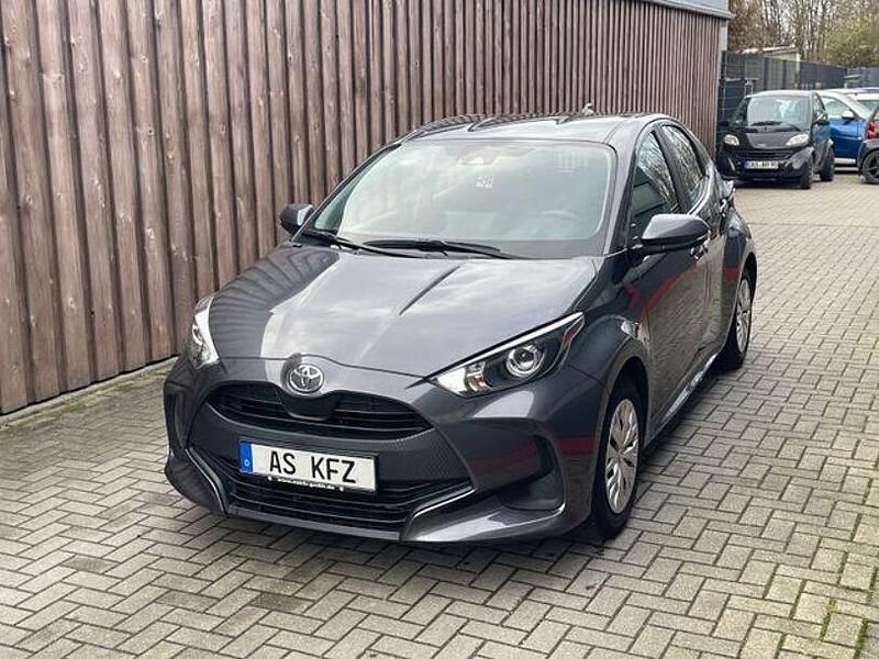 Grau Gebraucht 2022 Toyota Yaris Comfort Limousine | 12.990 € (Fairer Preis) - Bild 1/4