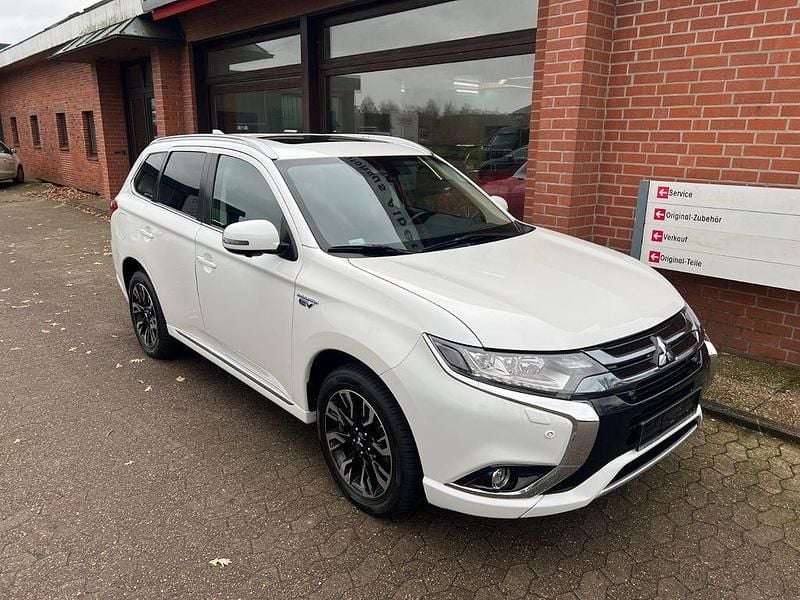 Weiß Gebraucht 2018 Mitsubishi Outlander P-HEV Top SUV | 18.490 € (Fairer Preis) - Bild 1/4