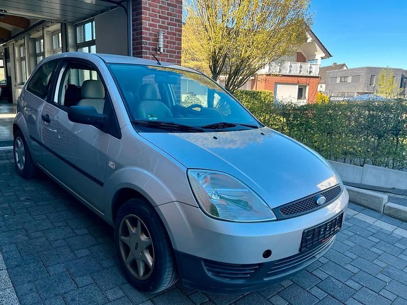 Gebraucht Ford Fiesta 69 PS (50 kW) 2003 Silber Kleinwagen