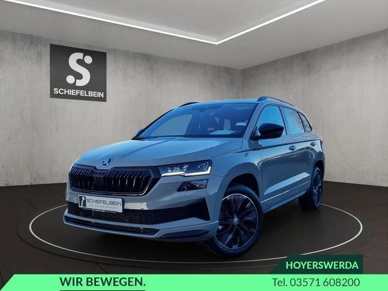Steelgrau Neu 2024 Skoda Karoq SportLine SUV | 39.890 € - Bild 1/4