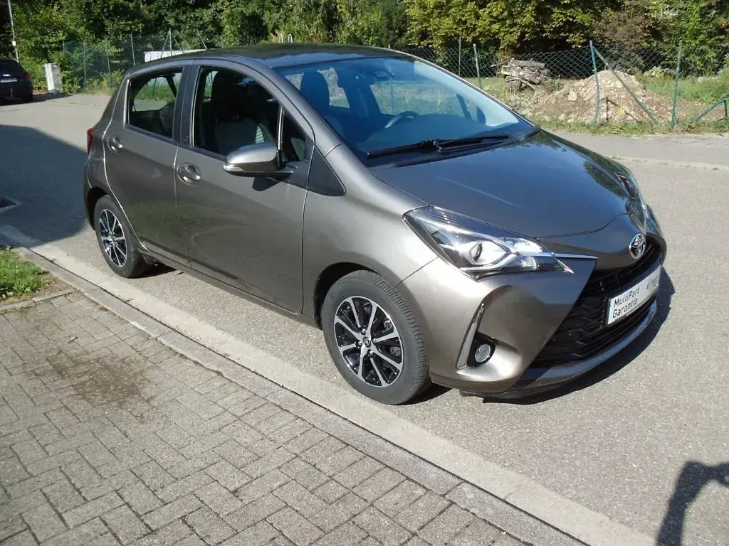 Gebraucht Toyota Yaris Team 111 PS (81 kW) 2018 Grau Limousine