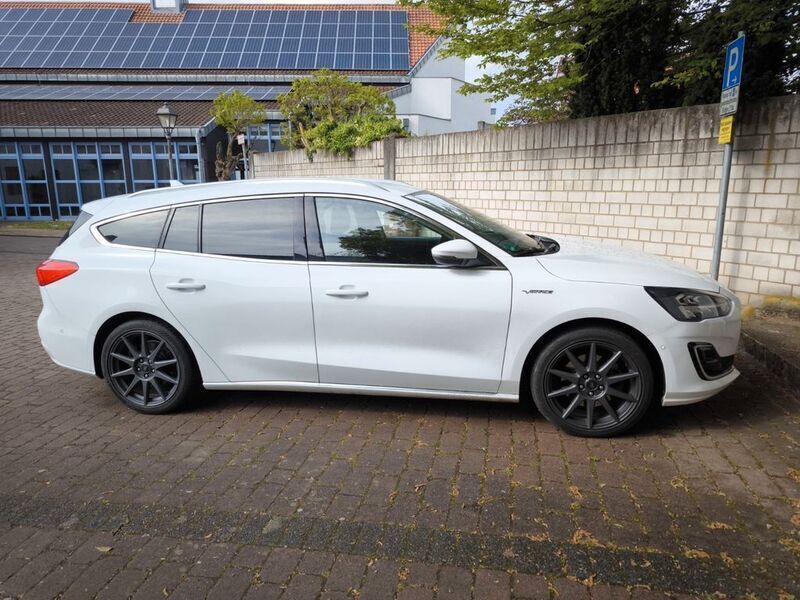 Weiß Gebraucht 2020 Ford Focus Vignale Kombi | 10.299 € - Bild 1/4