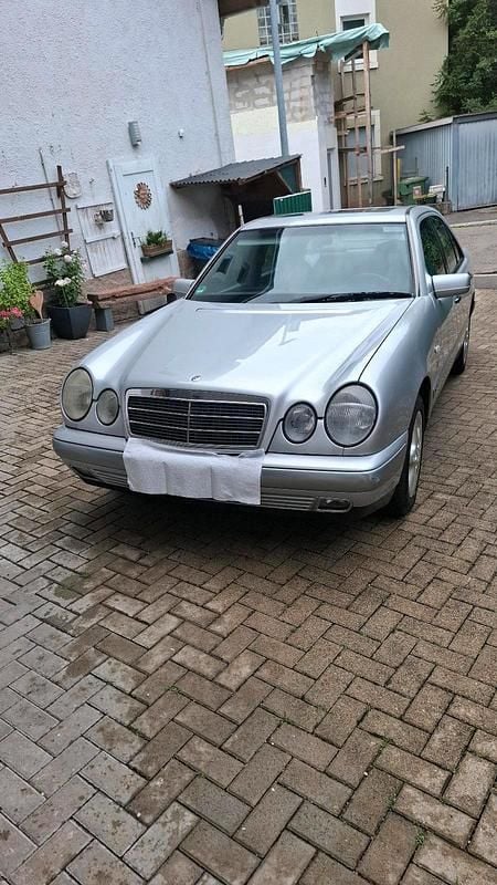 Silber Gebraucht 1996 Mercedes E200 Limousine | 1.400 € (Guter Preis) - Bild 1/4