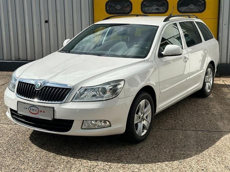 Weiß Gebraucht 2012 Skoda Octavia Elegance Kombi | 7.900 € (Guter Preis) - Bild 1/4