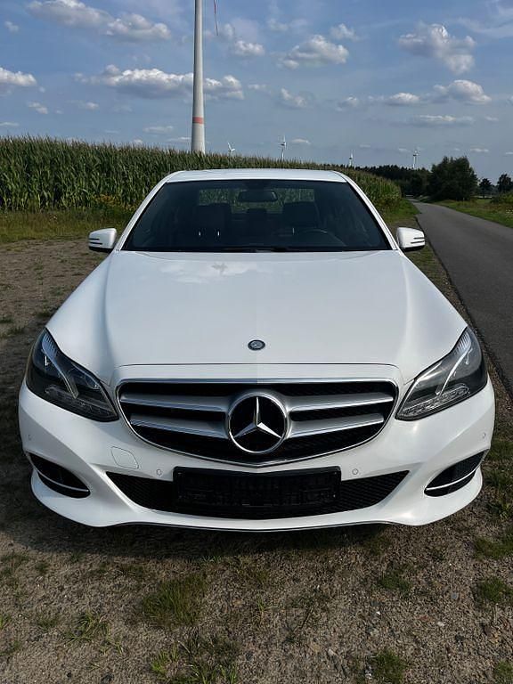 Weiß Gebraucht 2015 Mercedes E200 Avantgarde Limousine | 18.500 € (Teuer) - Bild 1/4