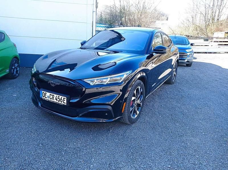 Iridiumschwarz metallic Gebraucht 2023 Ford Mustang Mach-E Premium SUV | 49.900 € - Bild 1/4