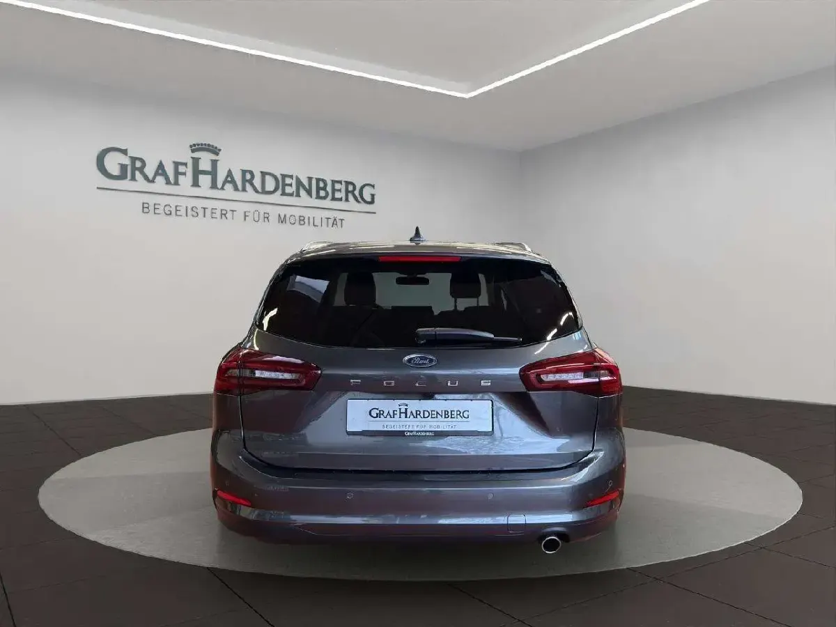 Neu Ford Focus Titanium 125 PS (91 kW) 2025 Magneticgrau (metallic) Kombi