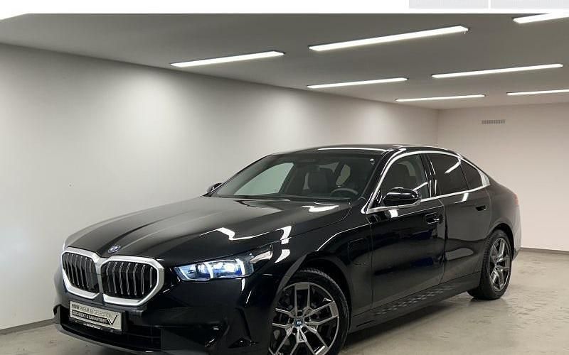 Schwarz Gebraucht 2024 BMW 530e Comfort Edition Limousine | 57.850 € - Bild 1/4