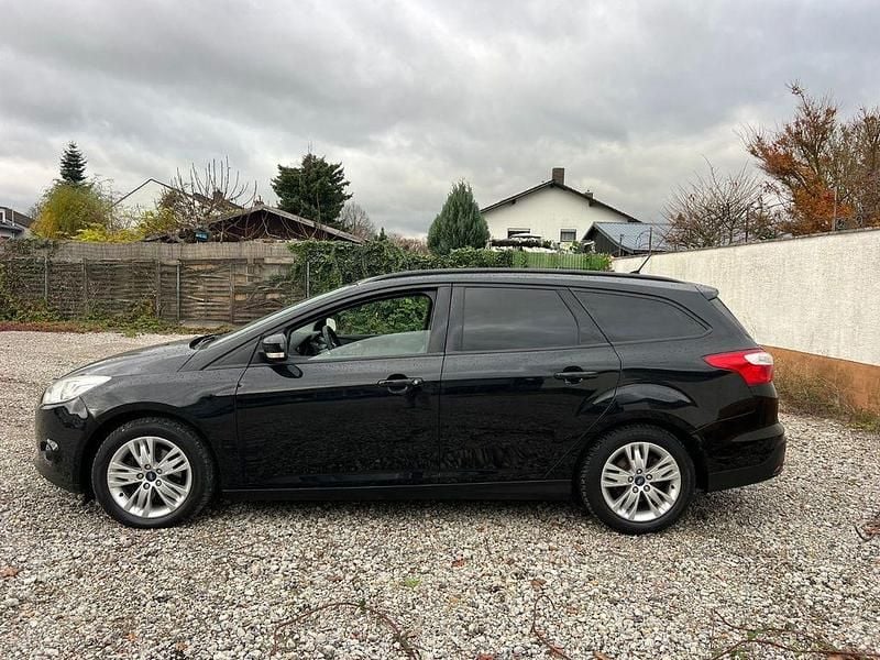 Gebraucht Ford Focus Trend 125 PS (91 kW) 2013 Schwarz Limousine