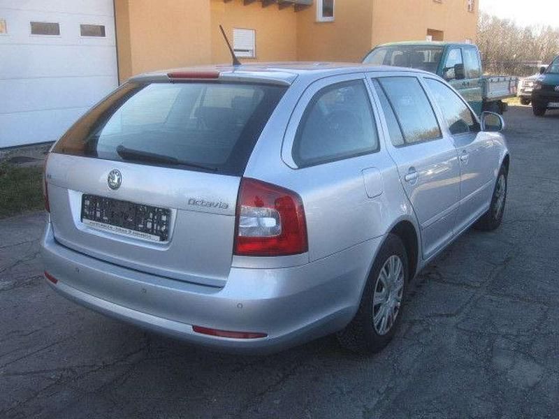 Gebraucht Skoda Octavia Ambiente 105 PS (77 kW) 2011 Silber Kombi