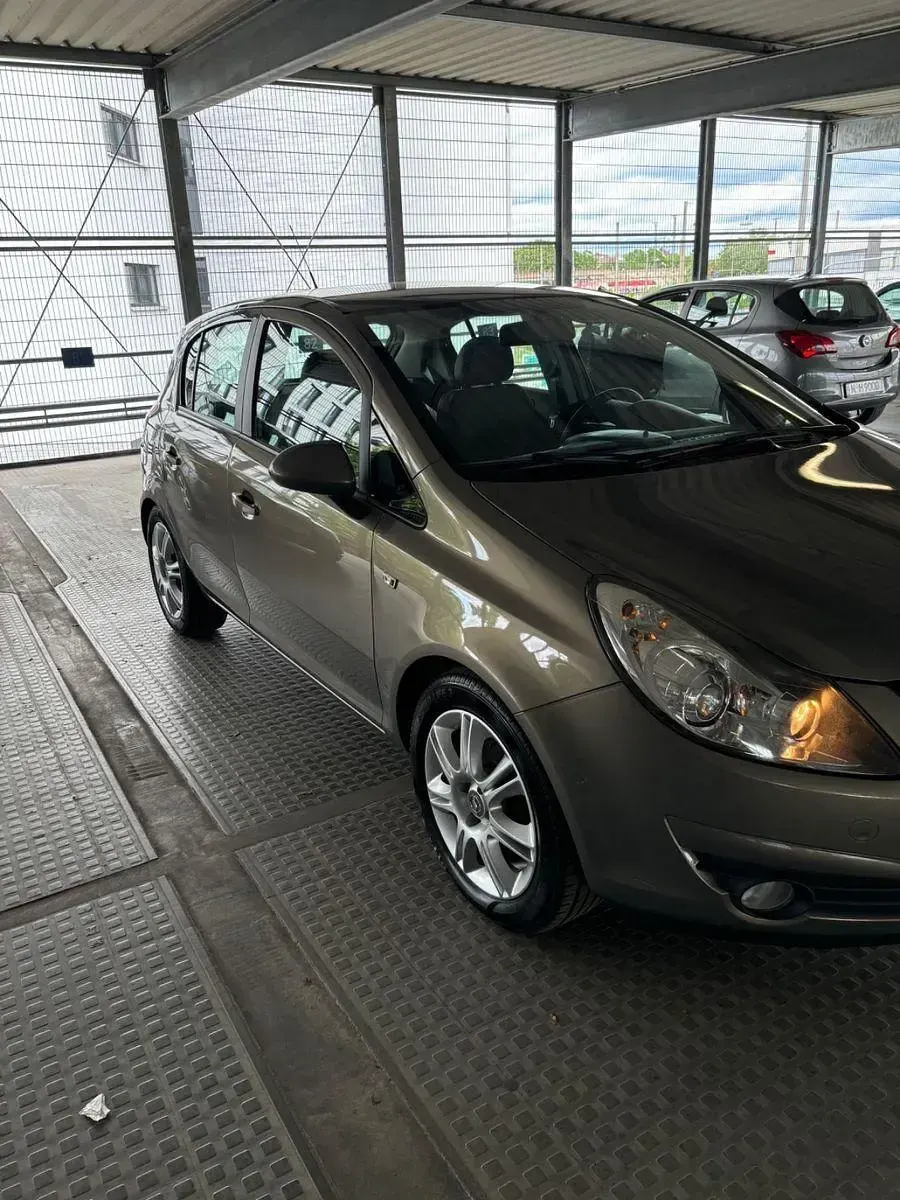Używany Opel Corsa Innovation 87 KM (63 kW) 2011 Beżowy Sedan/Limuzyna