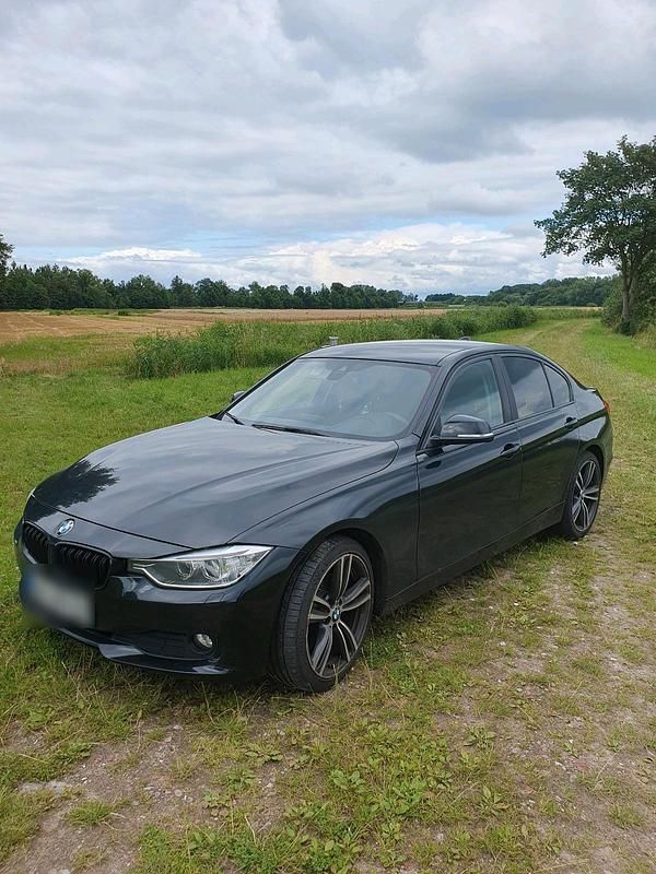 Schwarz Gebraucht 2013 BMW 320 Limousine | 11.500 € (Fairer Preis) - Bild 1/4