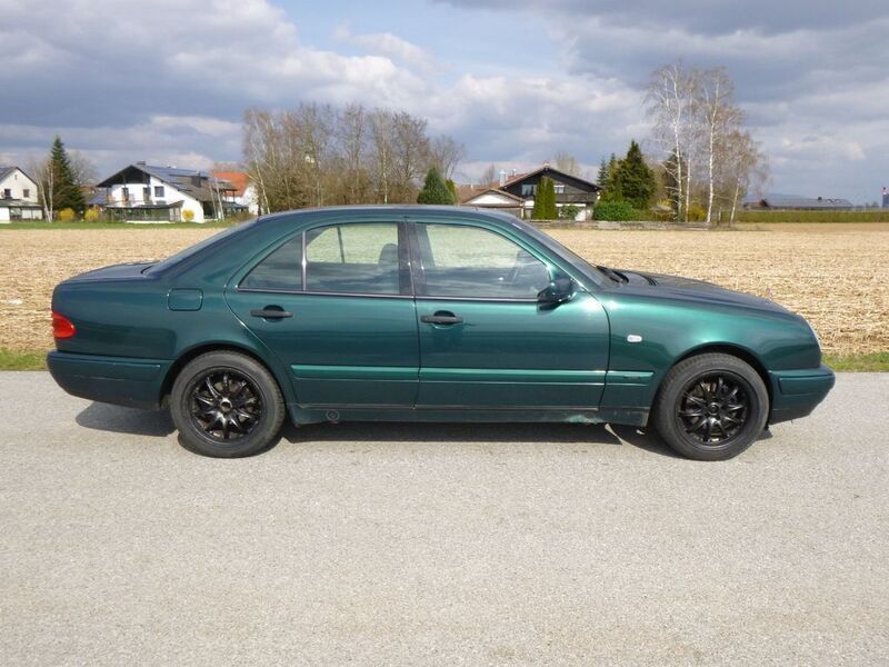 Gebraucht Mercedes E220 Classic 95 PS (69 kW) 1997 Grün Limousine