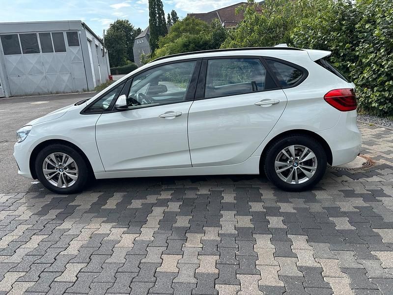 Weiß Gebraucht 2016 BMW 218 Active Tourer Van / Kleinbus | 13.999 € (Fairer Preis) - Bild 1/4