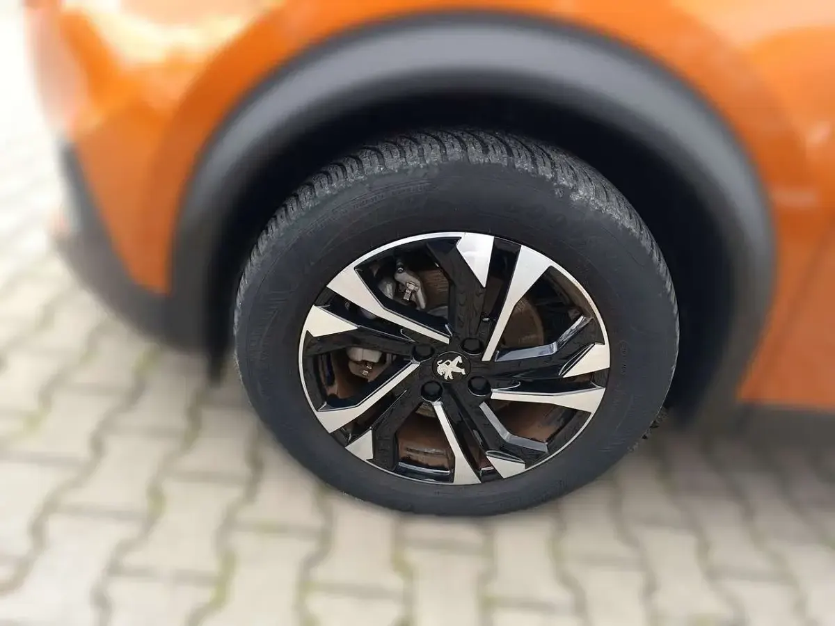 Gebraucht Peugeot e-2008 Allure 100 kW (136 PS) 2022 Orange SUV