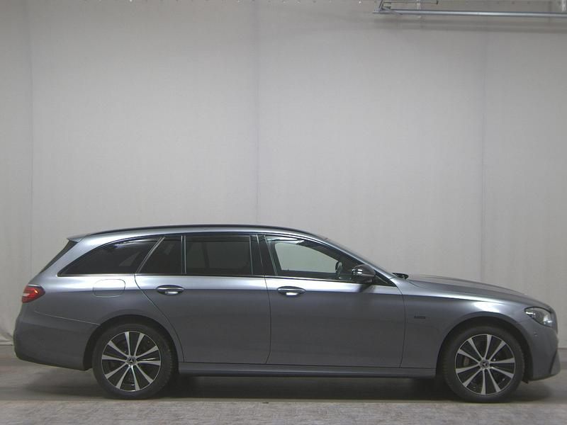 Grau Gebraucht 2021 Mercedes E300 AMG line Limousine | 26.980 € (Superpreis) - Bild 1/4