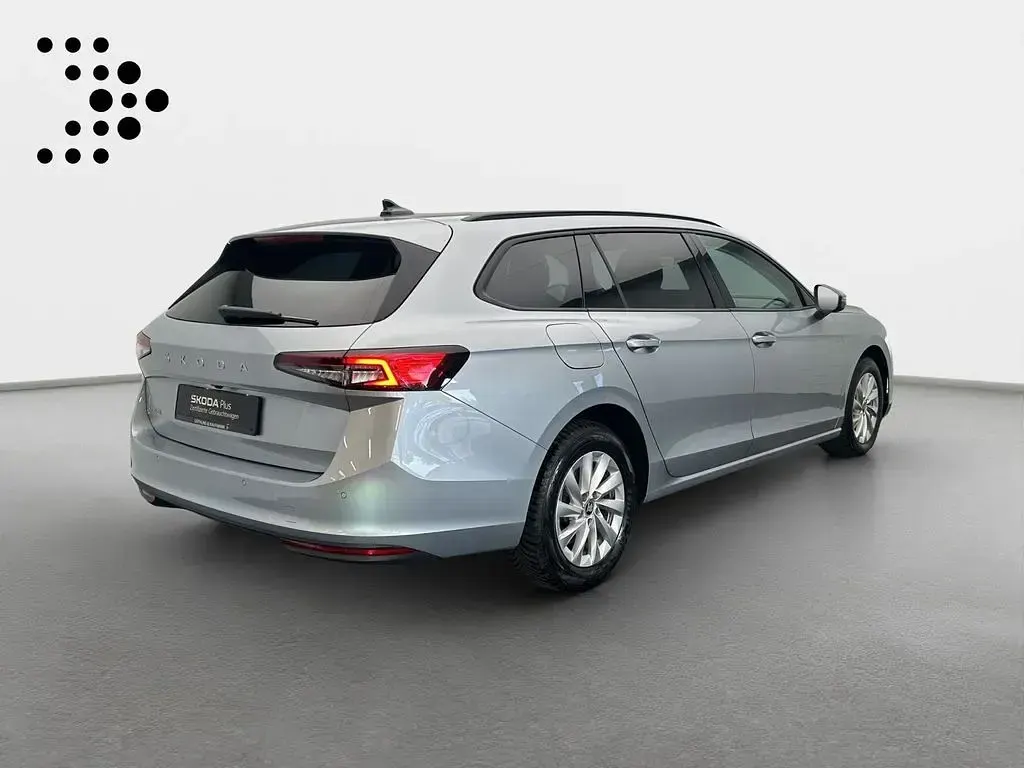 Gebraucht Skoda Superb Essence 150 PS (110 kW) 2025 Pebble silber metallic Kombi