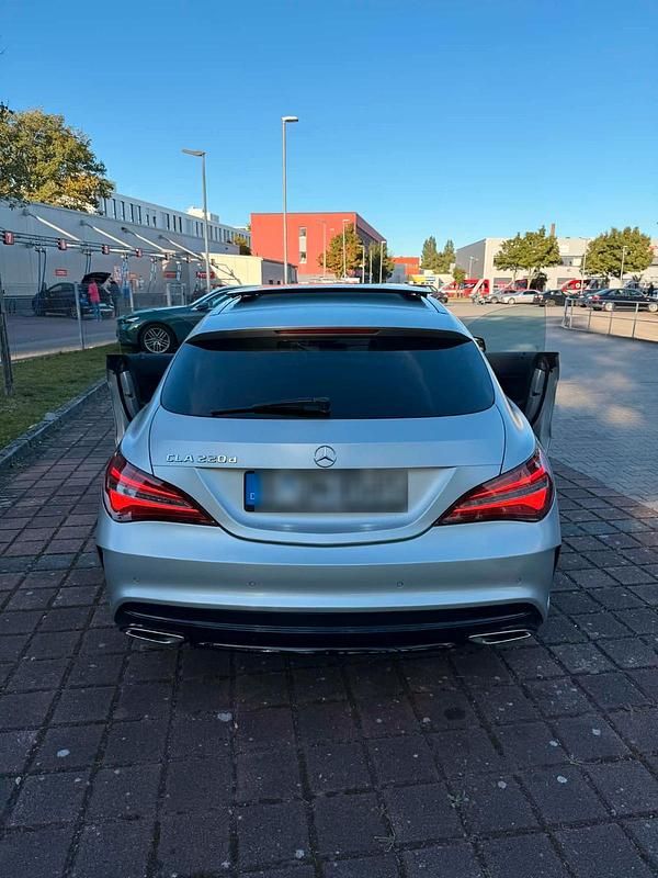 Gebraucht Mercedes CLA220 177 PS (130 kW) 2017 Grau Limousine