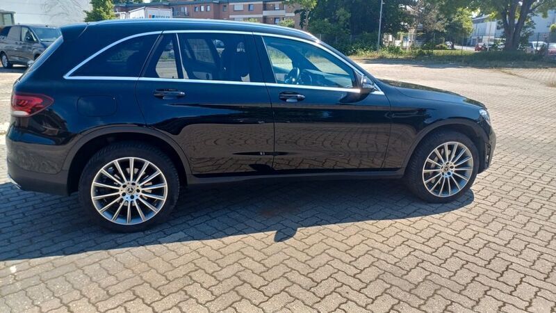 Schwarz Gebraucht 2021 Mercedes GLC300e AMG line SUV | 35.000 € (Fairer Preis) - Bild 1/4