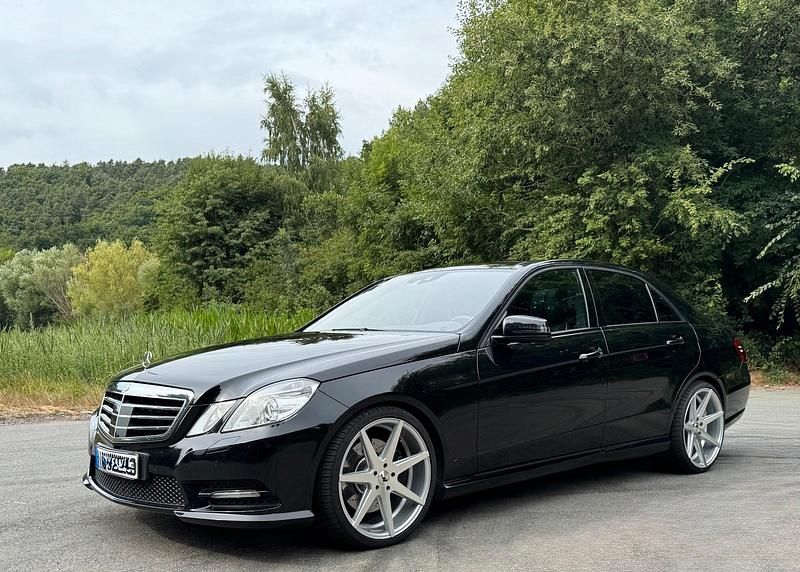 Schwarz Gebraucht 2011 Mercedes E500 Style Limousine | 25.000 € (Teuer) - Bild 1/4
