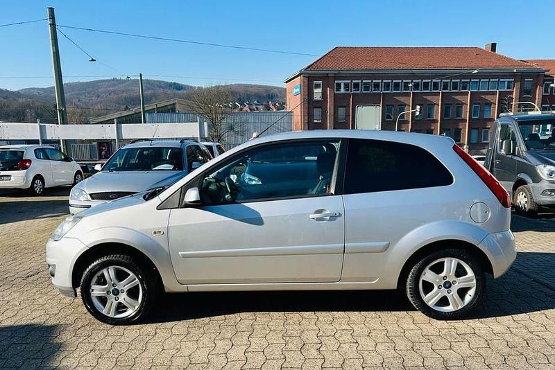Gebraucht Ford Fiesta 75 PS (55 kW) 2009 Silber Kleinwagen