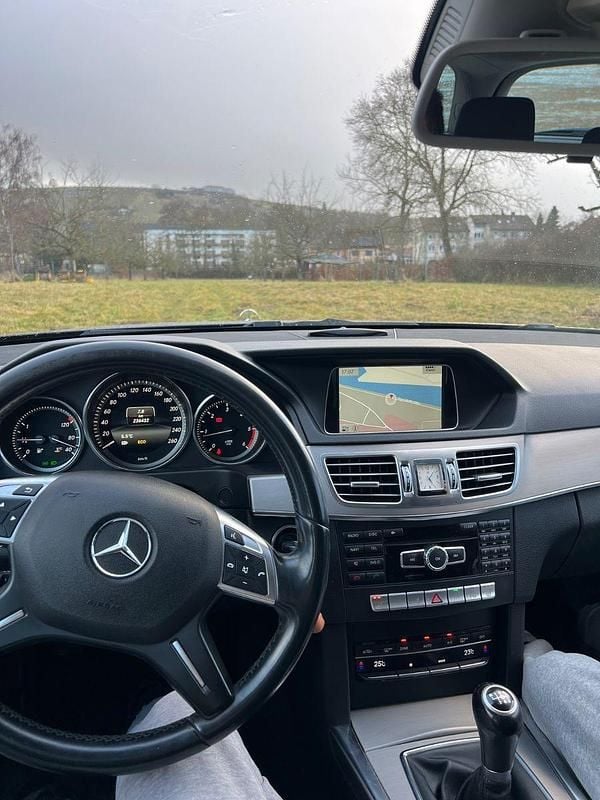 Gebraucht Mercedes E250 204 PS (150 kW) 2014 Schwarz Kombi