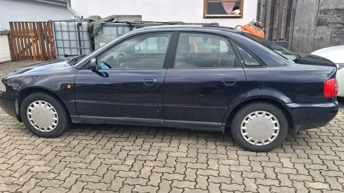 Używany Audi A4 101 KM (74 kW) 1998 Niebieski Sedan/Limuzyna