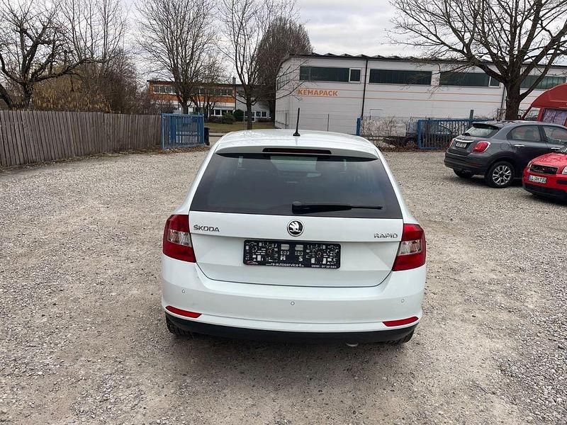 Gebraucht Skoda Rapid Joy 90 PS (66 kW) 2016 Weiß Kleinwagen