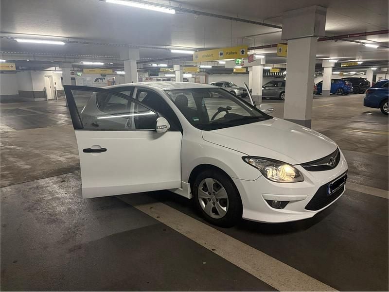 Gebraucht Hyundai i30 Edition 109 PS (80 kW) 2011 Weiß Limousine